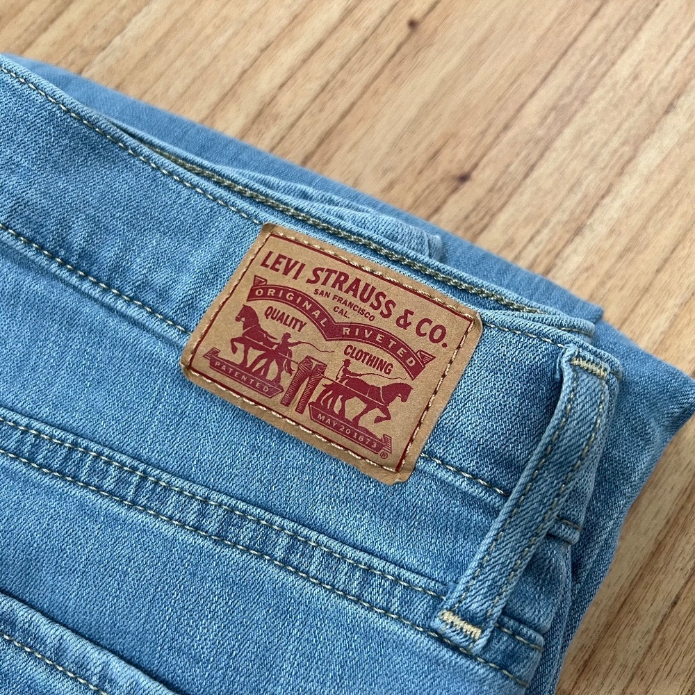 Levi's Women's 314 Shaping Straight Jeans